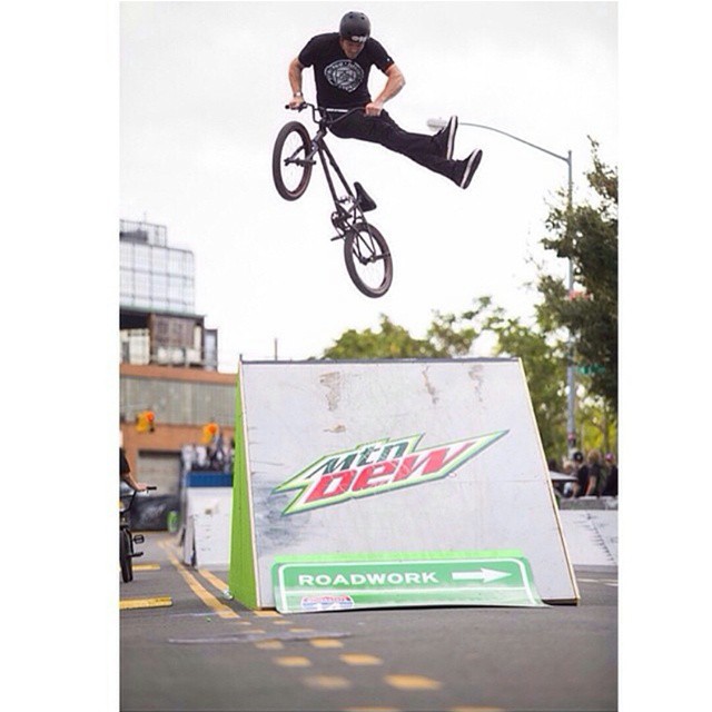 @vandeverhoman with another classic move from last weekend's @dewtour streetstyle contest. Photo by @jeffzphoto .